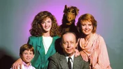 Alf (hi.) und die Familie Tanner: (v.li.) Brian (Benji Gregory), Lynn (Andrea Elson), Willie (Max Wright) und Kate (Anne Schedeen)