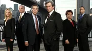 (v.li.:) Die Staatsanwälte Serena Southerlyn (Elisabeth Röhm) und Arhur Branch (Fred Dalton Thompson), Det. Lennie Briscoe (Jerry Orbach), Staatsanwalt Jack McCoy (Sam Waterston), Lieutenant Anita Van Buren (S. Epatha Merkerson), Det. Edward Green (Jesse L. Martin).