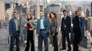 v.li. Danny Messer (Carmine Giovinazzo),  Aiden Burn (Vanessa Ferlito), Det. Mac Taylor (Gary Sinise), Det. Bonasera (Melina Kanakaredes), Det. Don Flack (Eddie Cahill)  und Dr. Sheldon Hawkes (Hill Harper)