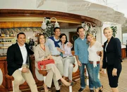 Kreuzfahrt ins Glück: Hochzeitsreise nach Sevilla Folge 13 Die Hochzeitspaare: Marcus Grüsser als Stefan Herbst, Sabine Bach als Katja Köster, Simon Böer als Florian Köster, Nadine Warmuth als Sarah Köster, Jan Hartmann als Patrick, Luise Bähr als Nadine, Eva-Maria Grein von Friedl als Marie Andresen