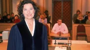 Richterin Dr. Ruth Herz führt die Verhandlungen objektiv, souverän und einfühlsam. Sie deckt die Geschichte hinter der Tat auf und versucht mit ihren Urteilen, Jugendlichen eine Chance zu geben.
