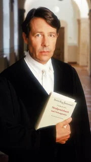 Ulrich Wetzel ist der vorsitzende Richter in der Gerichtssendung. Er verhandelt schwere Delikte wie fahrlässige Tötung, Brandstiftung oder Diebstahl.