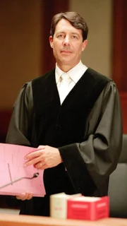 Ulrich Wetzel ist der vorsitzende Richter in der Gerichtssendung. Er verhandelt schwere Delikte wie fahrlässige Tötung, Brandstiftung oder Diebstahl.