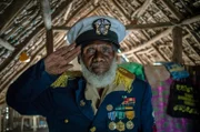 Essakwam, der Dorfvorsteher von Lamakara, in Militäruniform am Tag des Cargo-Kults