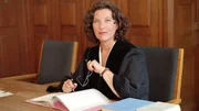 Richterin Dr. Ruth Herz führt die Verhandlungen objektiv, souverän und einfühlsam. Sie deckt die Geschichte hinter der Tat auf und versucht mit ihren Urteilen, Jugendlichen eine Chance zu geben.