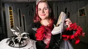 Andrea leitet das Brautmodengeschäft CYNDERELLAS WELT in Bad Lauterberg mit. Ein Brautmodengeschäft der etwas anderen Art, denn hier dominiert die Farbe Schwarz statt unschuldigem Weiß.
