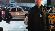 Detective Don Flack (Eddie Cahill) wird klar, dass einer der eingeladenen Gäste in Wahrheit ein Mörder ist, welcher alles geplant hat.