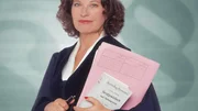Richterin Dr. Ruth Herz führt die Verhandlungen objektiv, souverän und einfühlsam. Sie deckt die Geschichte hinter der Tat auf und versucht mit ihren Urteilen, Jugendlichen eine Chance zu geben.