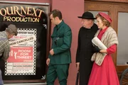 Sid Carter (Alex Price, l.), Father Brown (Mark Williams, M.) und Lady Felicia (Nancy Carroll, r.) kommen am Theater an und finden heraus, dass die Vorstellungen des Stückes abgesagt wurden.