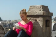 Lena (Jessica Lord) sitzt an ihrem Lieblingsplatz auf dem Dach der Oper in Paris und liest den Abschiedsbrief von Max, der die Ballettschule überraschend verlassen hat. Sie versteht nicht, wieso er sich nicht persönlich von ihr verabschiedet hat.