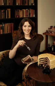 Nigella macht einen geschichteten Schokoladen- und Erdnussbutterkuchen.