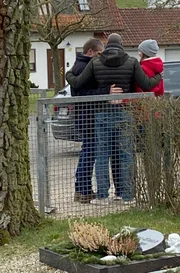 Der Frankfurter Bewegungs- und Motivationscoach Kelechi Onyele und Familie Volke aus Waldeck-Sachsenhausen.