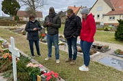 Der Frankfurter Bewegungs- und Motivationscoach Kelechi Onyele und Familie Volke aus Waldeck-Sachsenhausen.