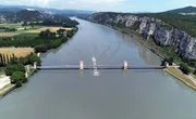 Rhône-Frachter bei der Enge von Donzère.