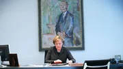 Bundeskanzlerin Angela Merkel in ihrem Arbeitszimmer im Kanzleramt in Berlin. (Archivbild) +++