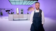 Jan Böhmermann in der Küche von "Böhmi brutzelt".