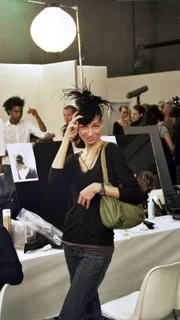 Gezeigt wird der Prozess von der Fertigung einer Haute-Couture-Kollektion aus dem Hause Chanel von den ersten Skizzen bis hin zum Verkauf.