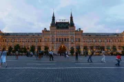 Traumkaufhäuser
GUM Moskau
Das Kaufhaus GUM am Roten Platz in Moskau ist seit Jahrzehnten ein Wahrzeichen der russischen Metropole.
SRF/Albatross