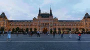 Traumkaufhäuser
GUM Moskau
Das Kaufhaus GUM am Roten Platz in Moskau ist seit Jahrzehnten ein Wahrzeichen der russischen Metropole.
SRF/Albatross