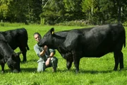 Nils Müller ist der einzige Schweizer Bauer, der seine Tiere auf der Weide erschiessen darf.
