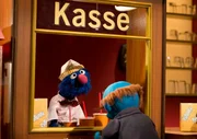 Klein, mittel oder groß? Kinobetreiber Grobi (li.) kennt sich aus.