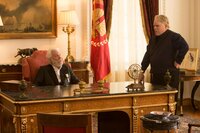 Präsident Snow (Donald Sutherland, l.) glaubt, in Plutarch Heavensbee (Philip Seymore Hoffman, r.) den besten Spielmacher gefunden zu haben, bis die mörderischen Hunger Games völlig aus dem Ruder laufen ... Präsident Snow (Donald Sutherland, l.) glaubt, in Plutarch Heavensbee (Philip Seymore Hoffman, r.) den besten Spielmacher gefunden zu haben, bis die mörderischen Hunger Games völlig aus dem Ruder laufen ...
