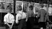 Kinder betrachten das NS-Propagandablatt "Der Stürmer".