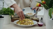 Quinoa Salat mit Soja-Tahinsauce