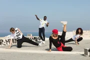 (V.li.:) Jeff (Castle Rock Peters), Isaac (Terique Jarrett), Lena (Jessica Lord) und Ines (Eubha Akilade) führen ihre Hip Hop-Choreographie vor und hoffen, damit ihre Herausforderer bei der Tanz-Challenge zu beeindrucken.