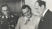 Oberbefehlshaber der deutschen Luftwaffe, Hermann Göring (M.), mit seinem Adjutanten Karl Bodenschatz (l.) und dem Ingenieur Willy Messerschmitt (r.).