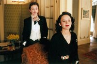 Stets an Edith Piafs (Marion Cotillard, re.) Seite ist ihre treue Freundin Mômone (Sylvie Testud, li.), die ebenso wenig auf den Mund gefallen ist wie Edith selbst.