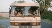 Jan (Anton Spieker) und Jule (Mala Emde) fahren im Mercedes 303 Bus.