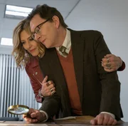 Sheryl Luria (Christine Lahti, l.); Leland Townsend (Michael Emerson, r.)