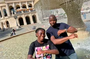 Gabriella und Coach Kelechi zeigen ihren Special Move vor der Alten Oper Frankfurt.