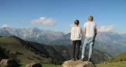 Jule (Mala Emde) und Jan (Anton Spieker) in den Bergen.