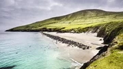 Eine Kolonie Kegelrobben im Winter am Strand von Blasket Island vor der Dingle Halbinsel. Kegelrobben können gut 20 Minuten die Luft anhalten und Tauchen bis zu 200 Meter tief, um Fische zu fangen.