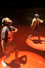 Gabriella und Coach Kelechi auf der Bühne der Alten Oper Frankfurt.