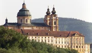 hr-fernsehen SCHÖNES ÖSTERREICH: PARADIESE AN DER DONAU, am Freitag (21.06.13) um 20:15 Uhr. Blick auf das Stift Melk in der Wachau.