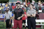 Alaric Saltzman (Matt Davis, l.); Sheriff Machado (Bianca Kajilich, r.)