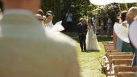 Bräutigam Thomas (l.) sieht seine Braut Nadia (r.) zum ersten Mal in ihrem Brautkleid. Das Paar hat eine Luxus-Hochzeit gewonnen – für Wedding Planerin, Traurednerin, DJ, Fotografen, Hochzeitssänger und vieles mehr zahlen sie keinen Cent.