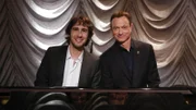 Am Abend des Valentinstags wird Mac Taylor (Gary Sinise, r.) von Sänger Josh Groban unterhalten.