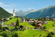 In Trogen hat Monja Müller ihren Lebensmittelpunkt gesetzt. Hier wohnt und arbeitet die selbständige Coiffeuse. Das Dorf beherbergt fast 2000 Menschen auf einer Fläche von etwa zehn Quadratkilometer. In einer gemeinnützigen Gärtnerei wird die Gästerunde heute mitarbeiten.