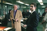 Die Detectives Joe Fontana (Dennis Farina, li.) und Nick Falco (Michael Imperioli) entdecken eine Verbindung zwischen einem ehemaligen Polizeichef und den Morden an einer Pornodarstellerin sowie einer draufgängerischen Journalistin.