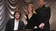 Am Abend des Valentinstags werden Christine Whitney (Megan Dodds) und Mac Taylor (Gary Sinise, r.) von Sänger Josh Groban unterhalten.