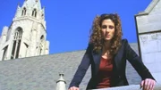 Detective Stella Bonasera (Melina Kanakaredes) untersucht den Tod einer Sozialarbeiterin, die von einem Kirchendach gefallen ist.