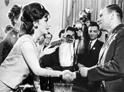 Gagarin - der neue Medien-Star im Blitzlichtgewitter mit Starschauspielerin Gina Lollobrigida. Der schüchterne Gagarin als Frauen-Schwarm.