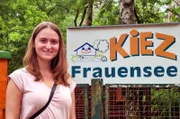 „Der schönste Sommer meiner Kindheit“  Folge 33 – Frauensee – 31.07.2021 Laura Köcher vor dem "Kiez Frauensee" (Kindererholungszentrum)