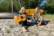 Die beiden Geschwister Madeleine und Jenny unterwegs an der Müritz und schwelgen in Erinnerungen.