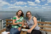 Die beiden Geschwister Madeleine und Jenny unterwegs an der Müritz und schwelgen in Erinnerungen .