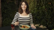 Nigella macht ein Nudelgericht mit einer würzigen Soße.